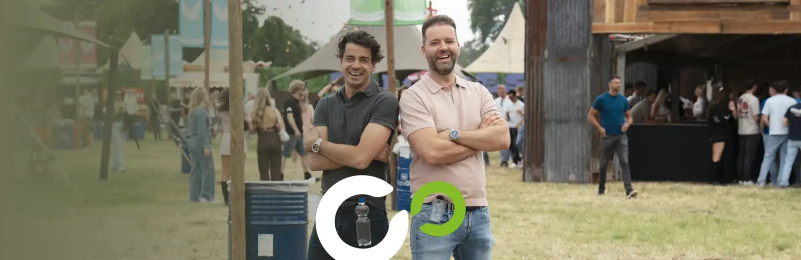 De bedenkers van Mr Clipr op een festivalterrein met het Mr Clipr-logo