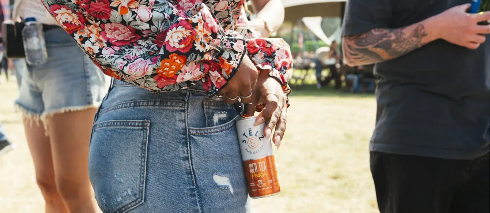 Festivalbezoekers met hun drankje in een Mr Clipr aan de broek
