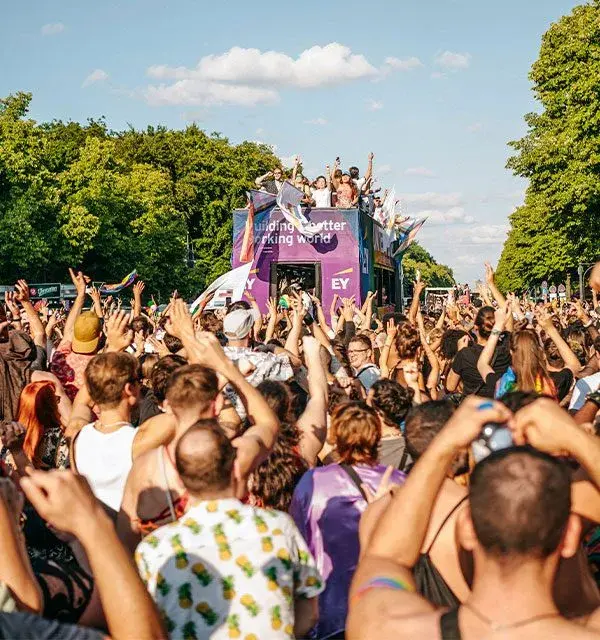 Feestende menigte voor een truck op een buitenfeest
