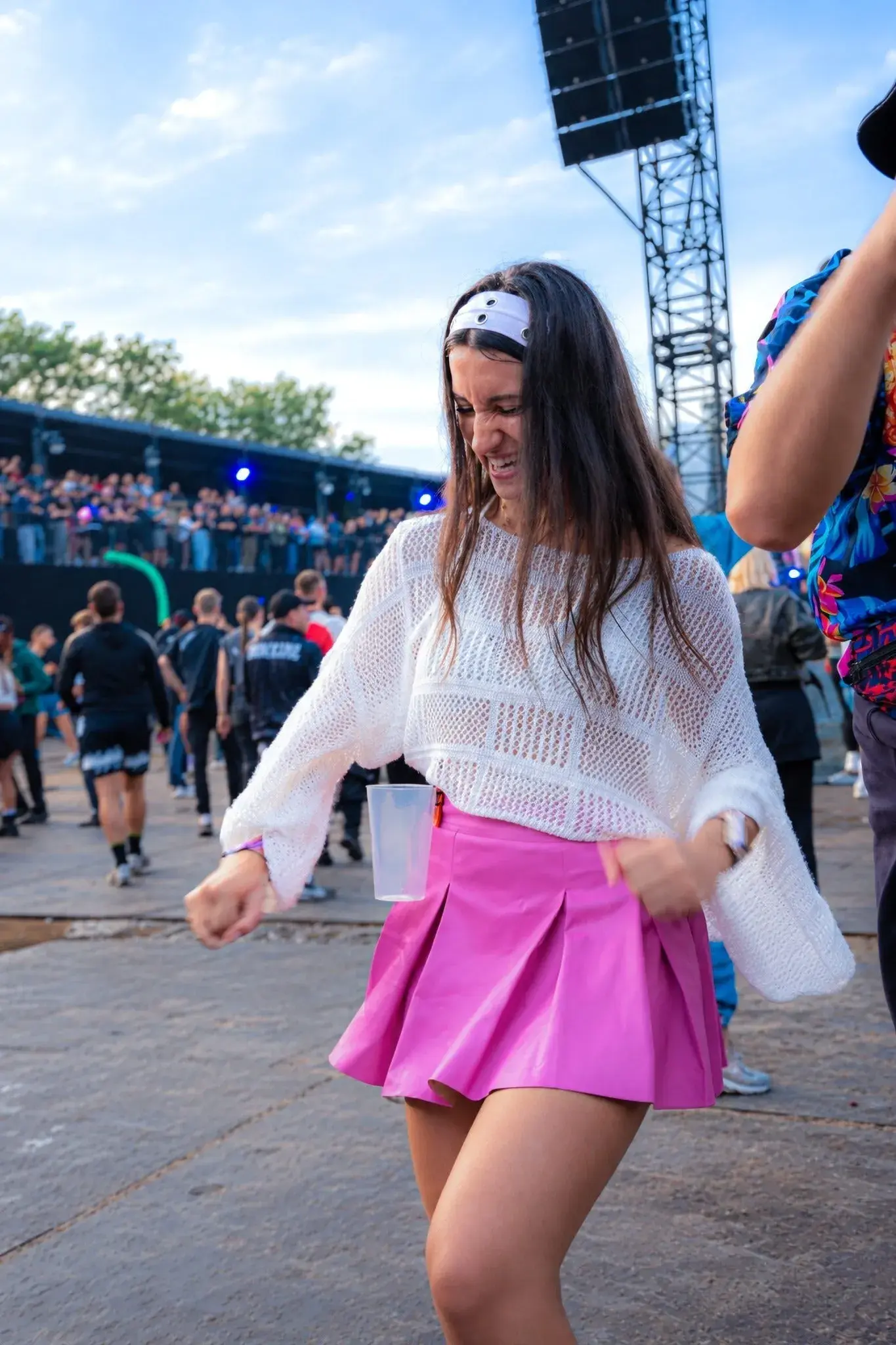 Vrouw danst met een beker in een Mr Clipr aan haar rok